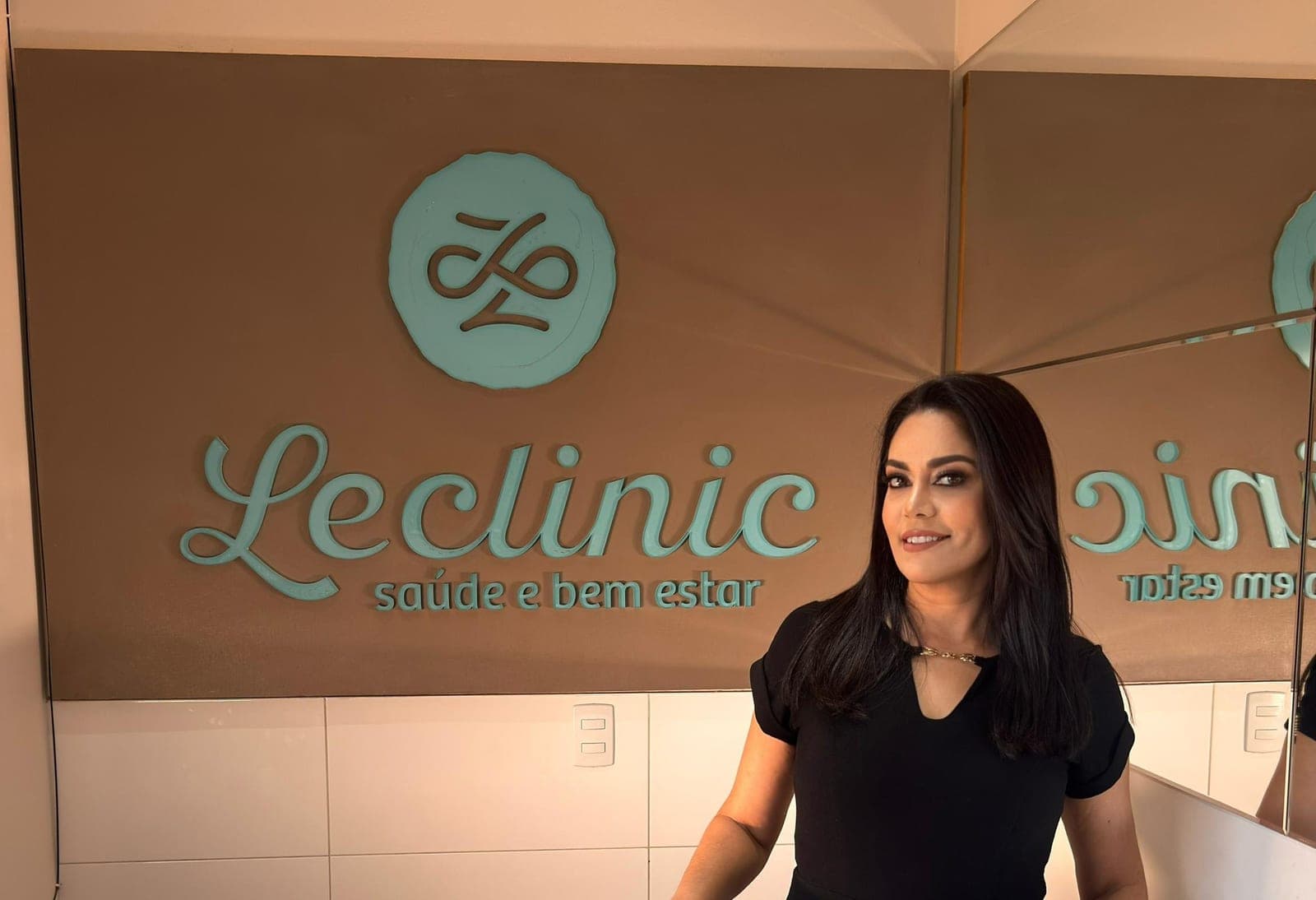 A Dra. Luciana na recepção da Le Clinic, em Trindade